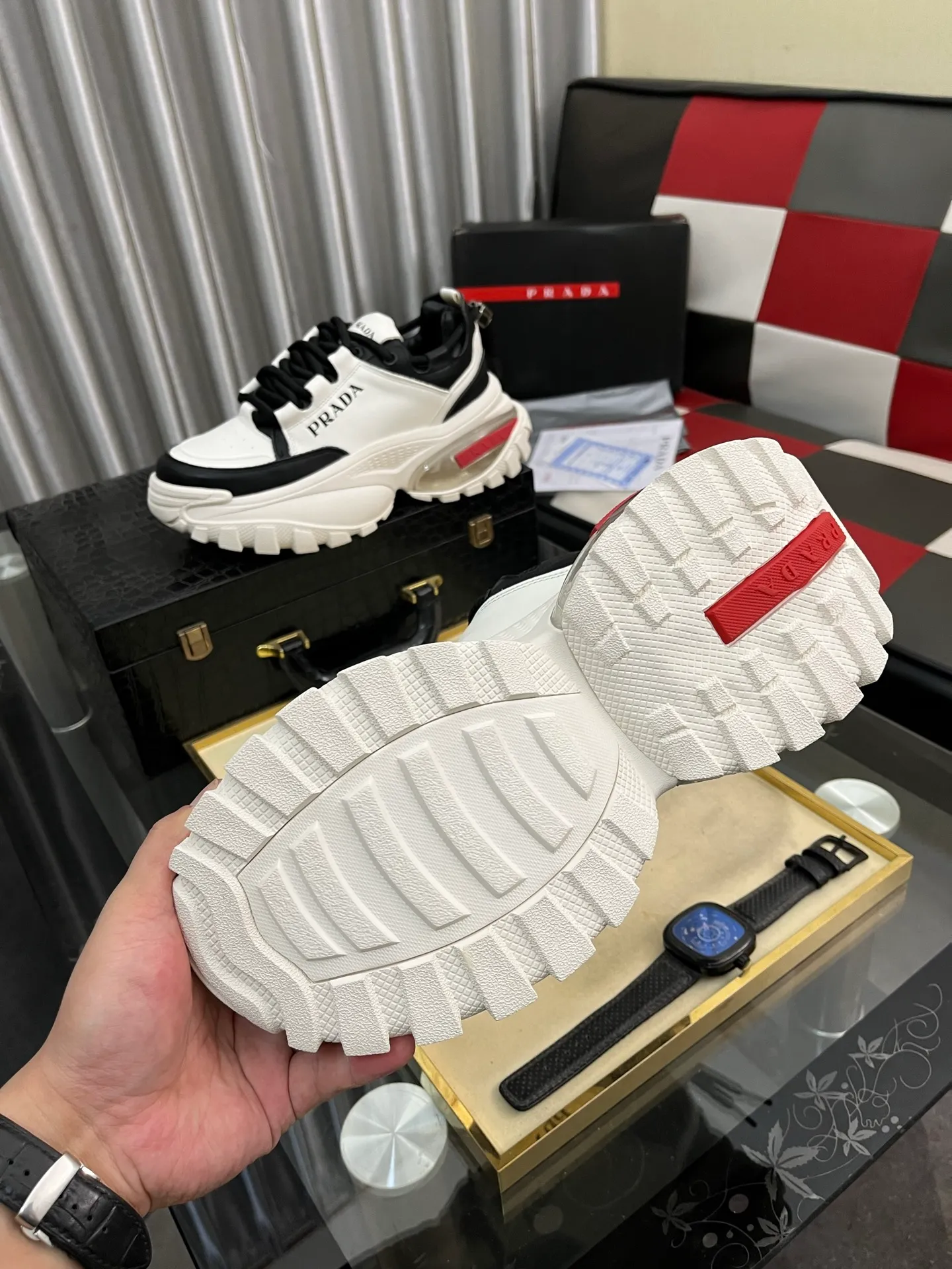 Men's shoes 💰: 800⌚️⌚️🔝High version The new PRADA (Prada) counters are launched simultaneously. The new men's shoes and 😘fabric are selected from first-layer cowhide and are made by pure handicrafts. Lining: Full cowhide lining. 👍🏿 High-end ☄️ air-cushion molded anti-slip rubber outsole, exquisite lines, simple and elegant, comfortable and high-end for leisure travel. Code number: 38 to 443️⃣Colors available
